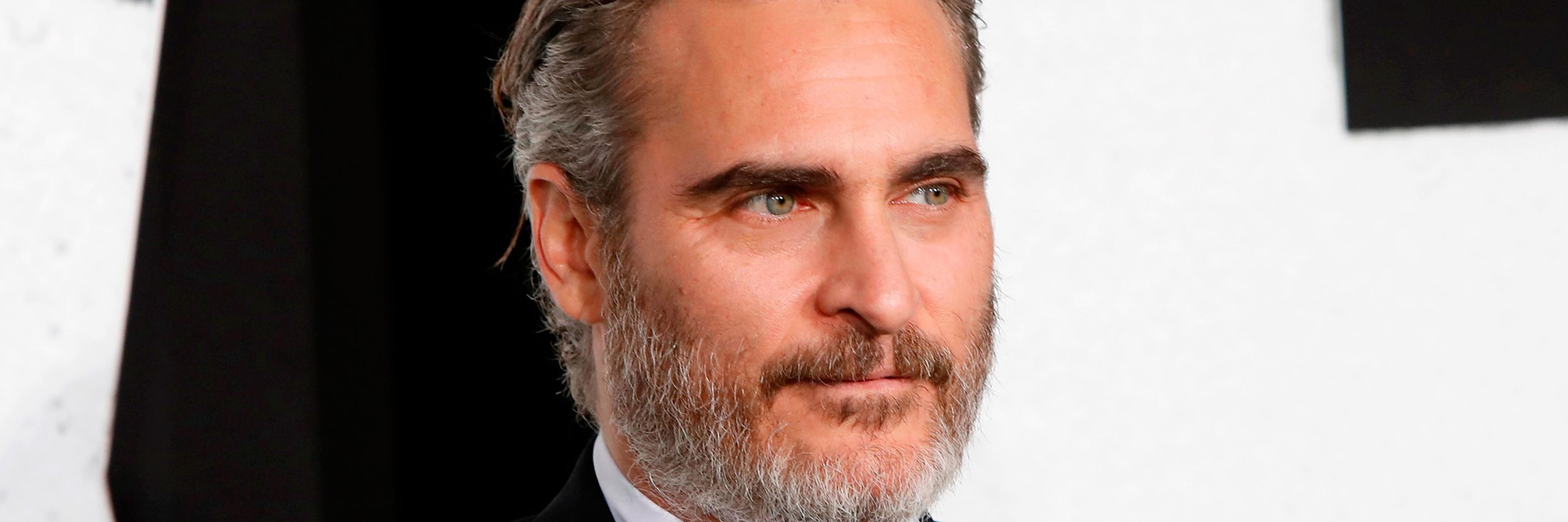 El actor aprovechó para llamar la atención sobre los devastadores incendios forestales en Australia que han provocado la muerte de 480 millones de animales.
Joaquin Phoenix