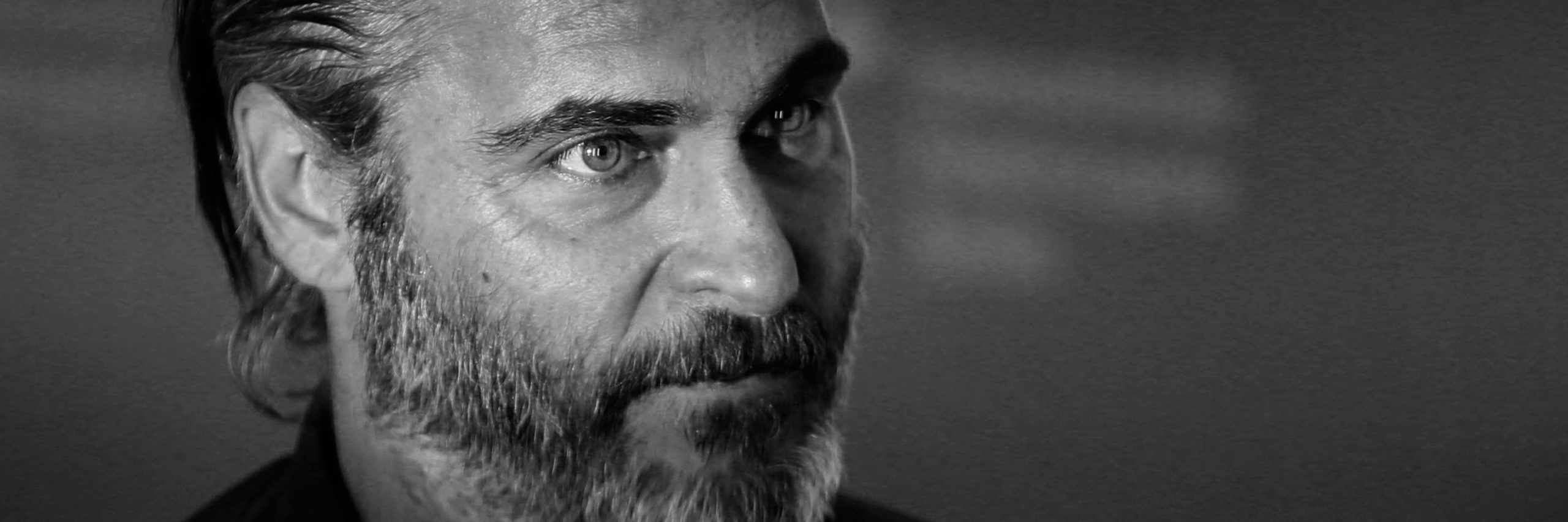 Expresó que los granjeros lecheros pueden aprender mucho de los veganos y que definitivamente nos hemos separado mucho del mundo natural.
Granjero apoya a Joaquin Phoenix