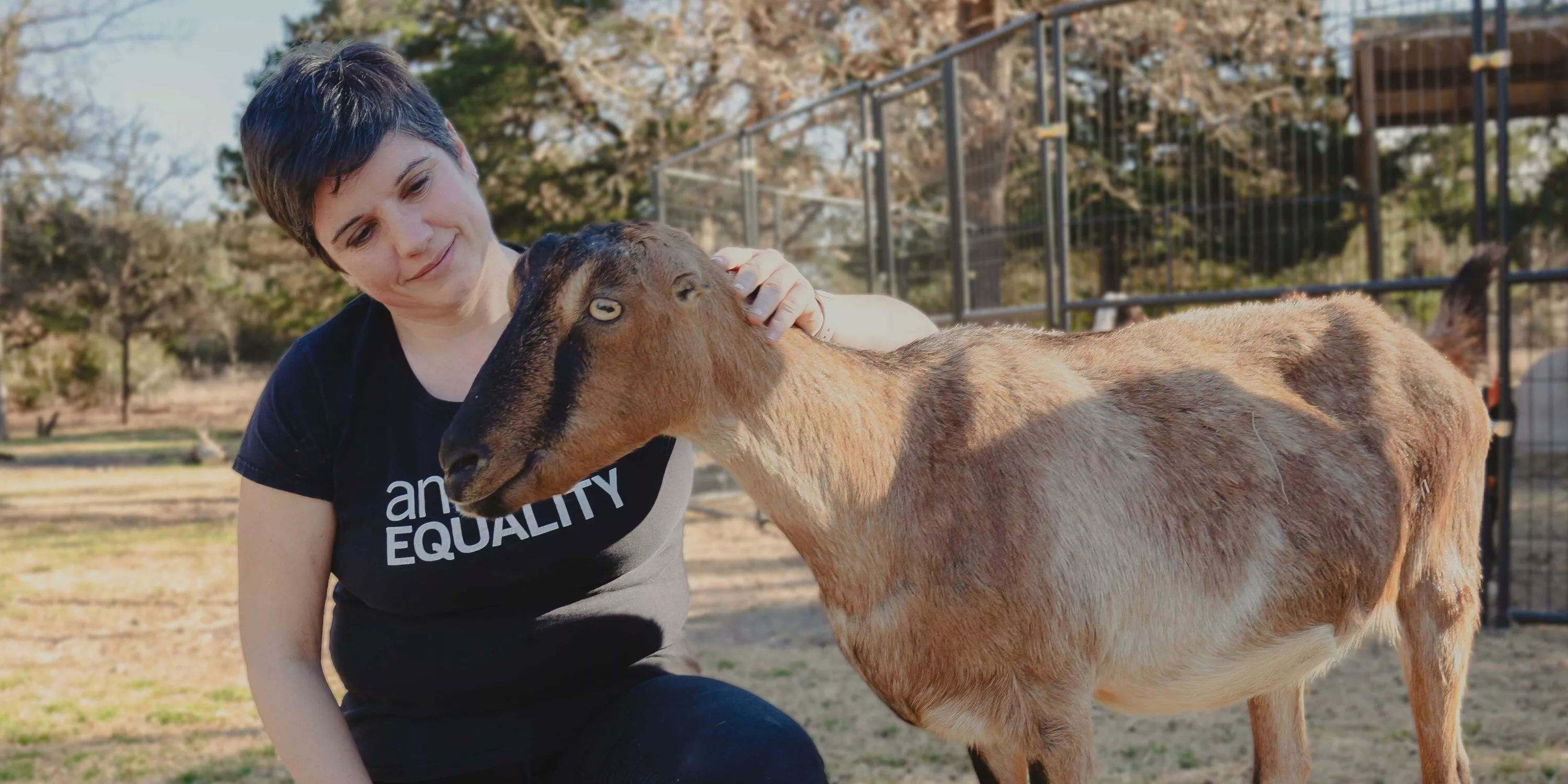 Sharon Núñez, Presidenta de Igualdad Animal, con una cabra rescatada.