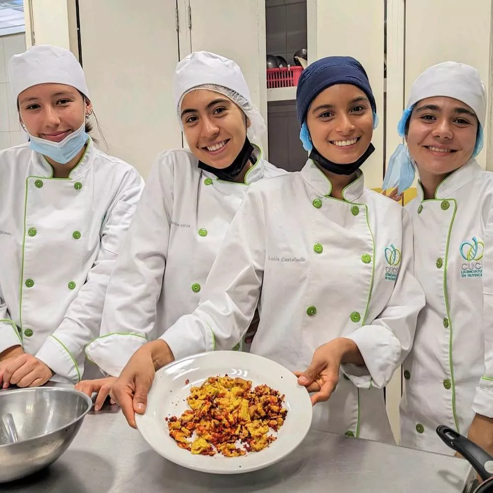 Estudiantes de nutrición en taller de cocina vegana