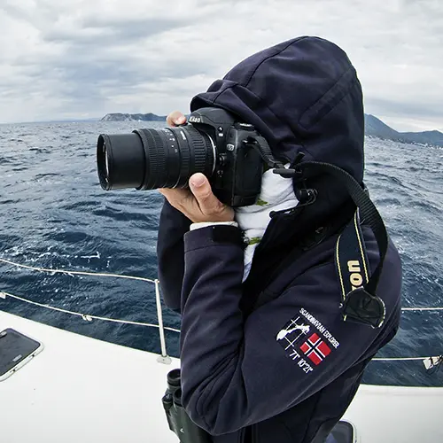 investigador con cámara en el mar