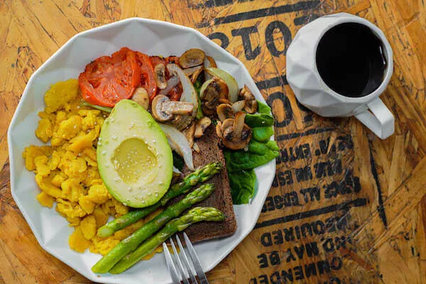 Desayuno vegano con café