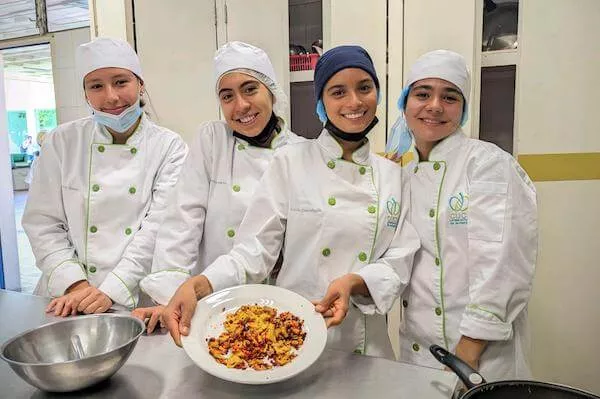 Estudiantes de nutrición preparando platillos a base de plantas en un taller de Love Veg