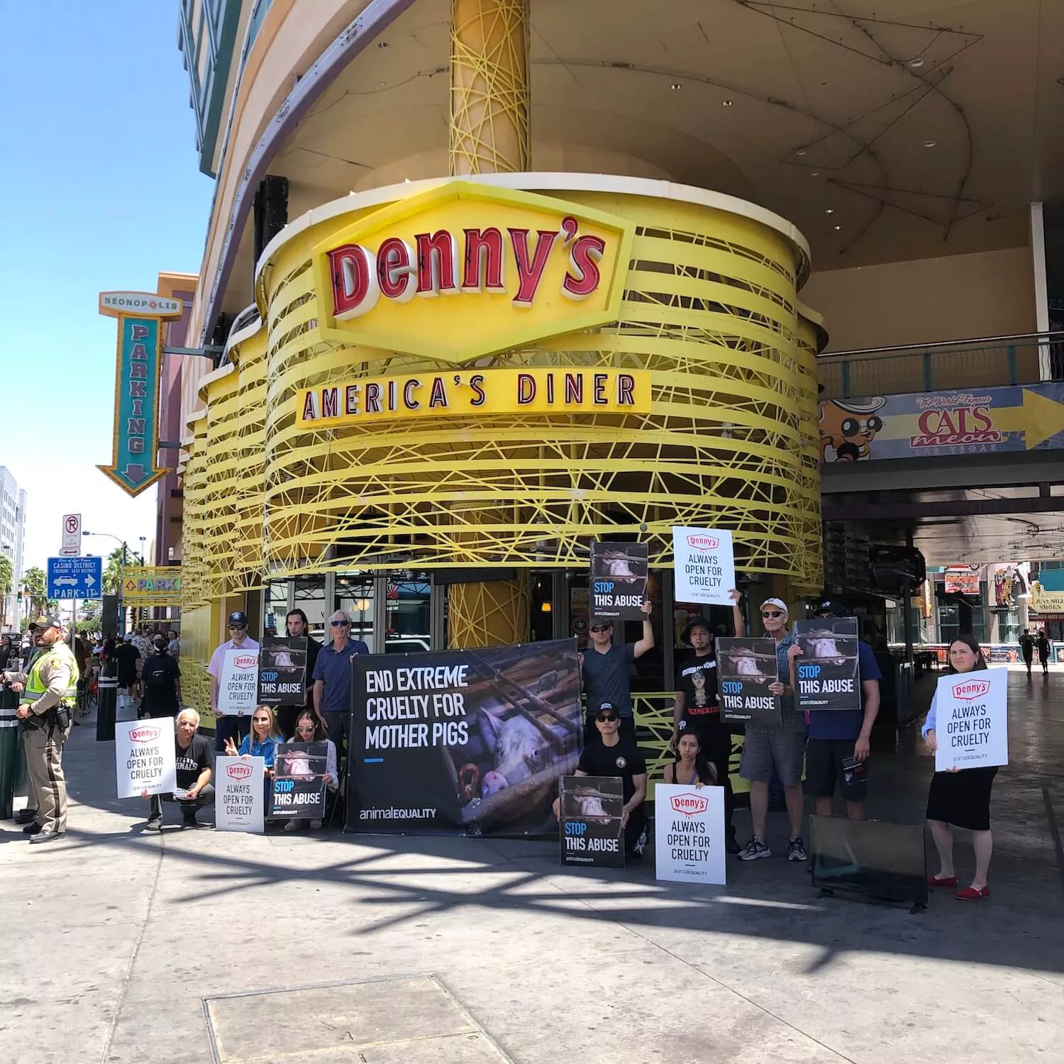Voluntarios de Igualdad Animal protestando fuera de un restaurante Denny's en Las Vegas, con carteles y pancartas.