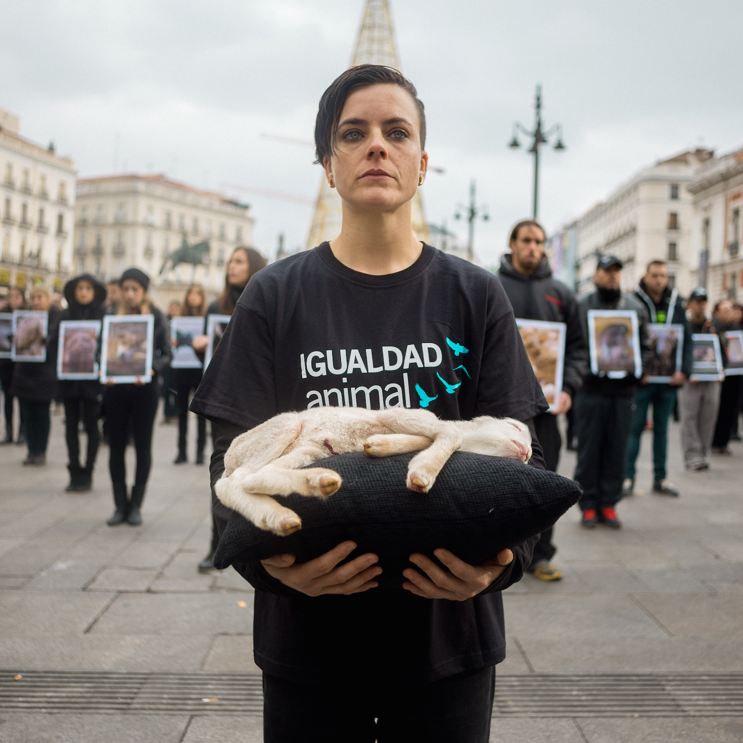 Activistas protestando por los derechos de los animales, sosteniendo cadáveres de ellos