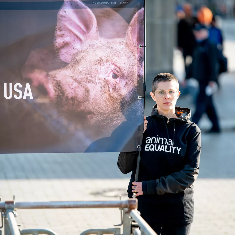 Activista de Igualdad Animal con banner durante protesta