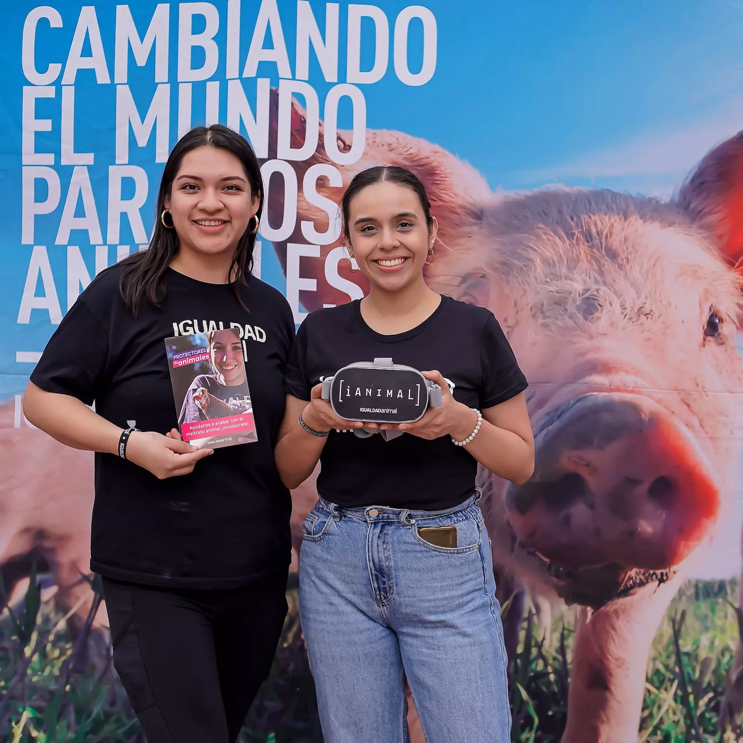 Activistas de Igualdad Animal sosteniendo el iAnimal