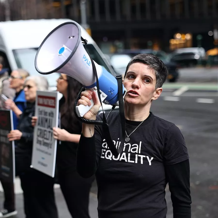 Sharon Nunez, presidenta de Igualdad Animal, sostiene megáfono en protesta contra Finn Partners