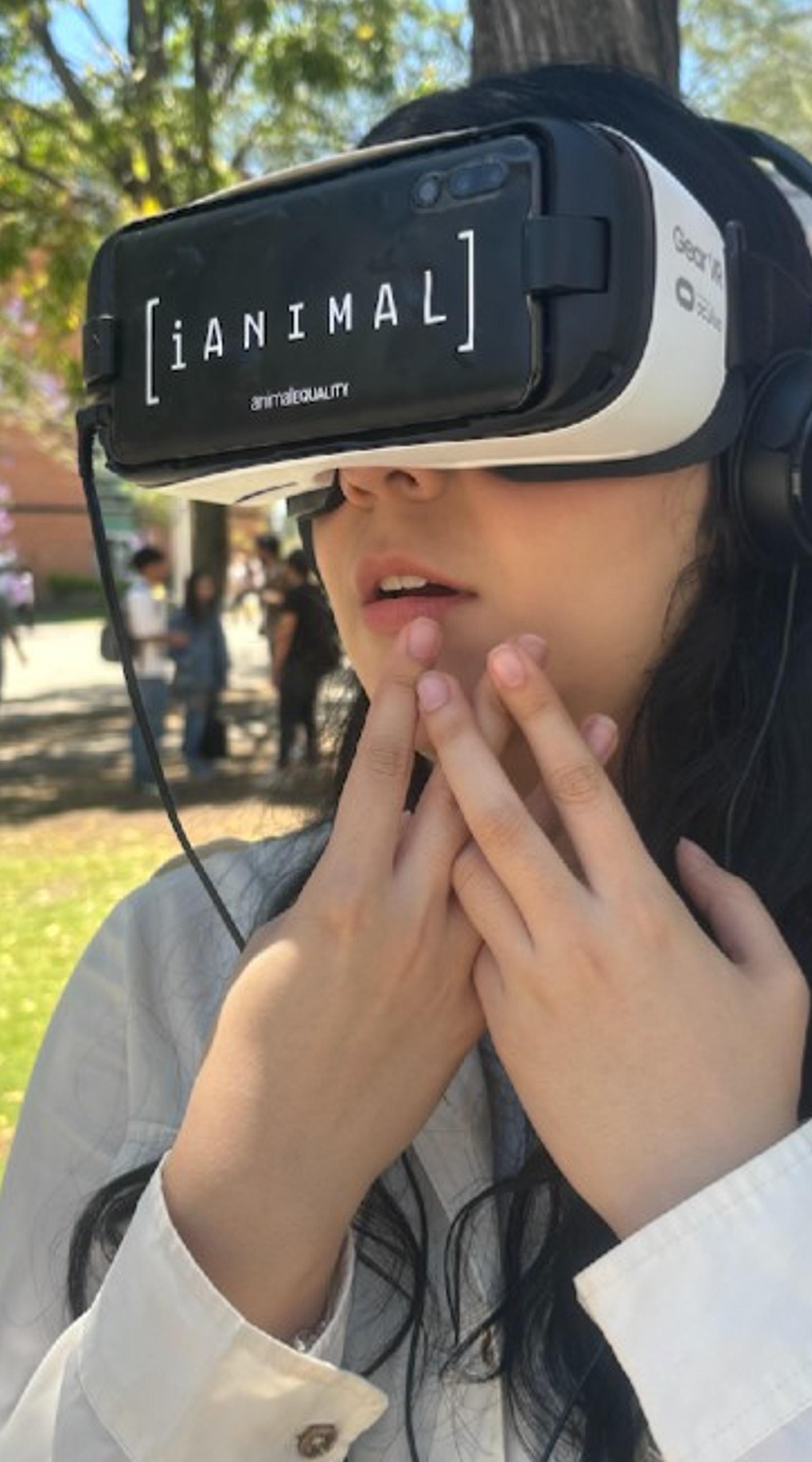 Estudiante con visor iAnimal en universidad.