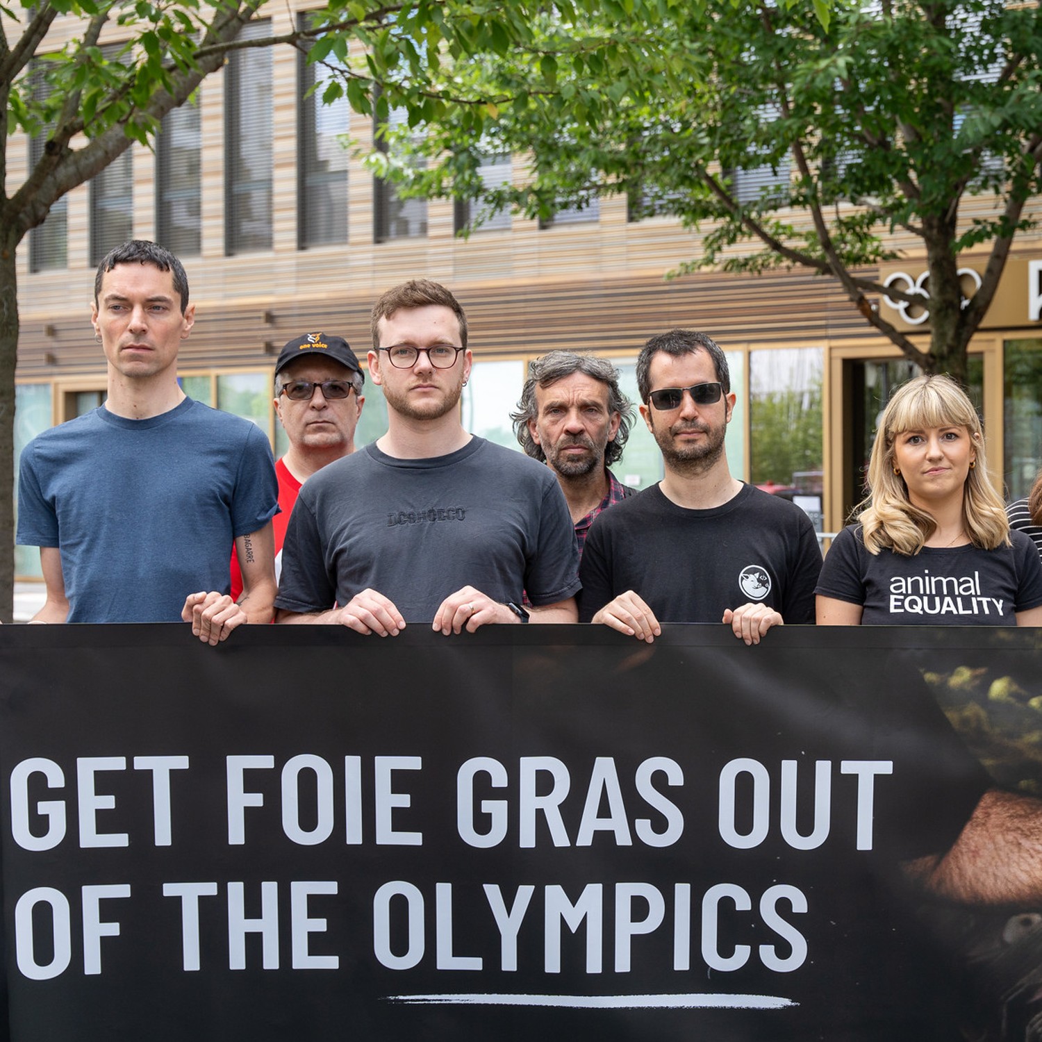 Acciones en París para exigir al Comité Olímpico retirar el foie gras de su menú VIP.