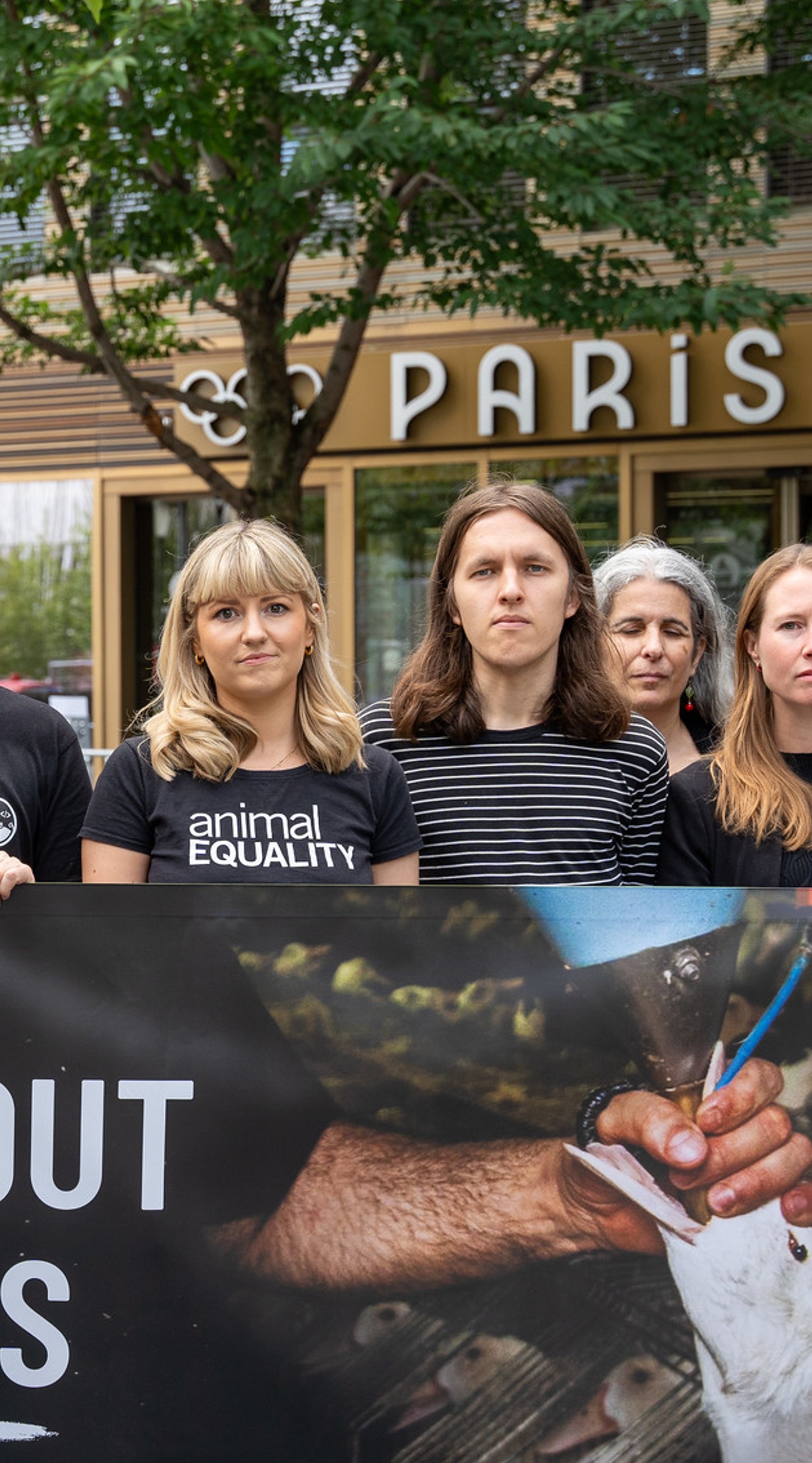 Acciones en París para exigir al Comité Olímpico retirar el foie gras de su menú VIP.