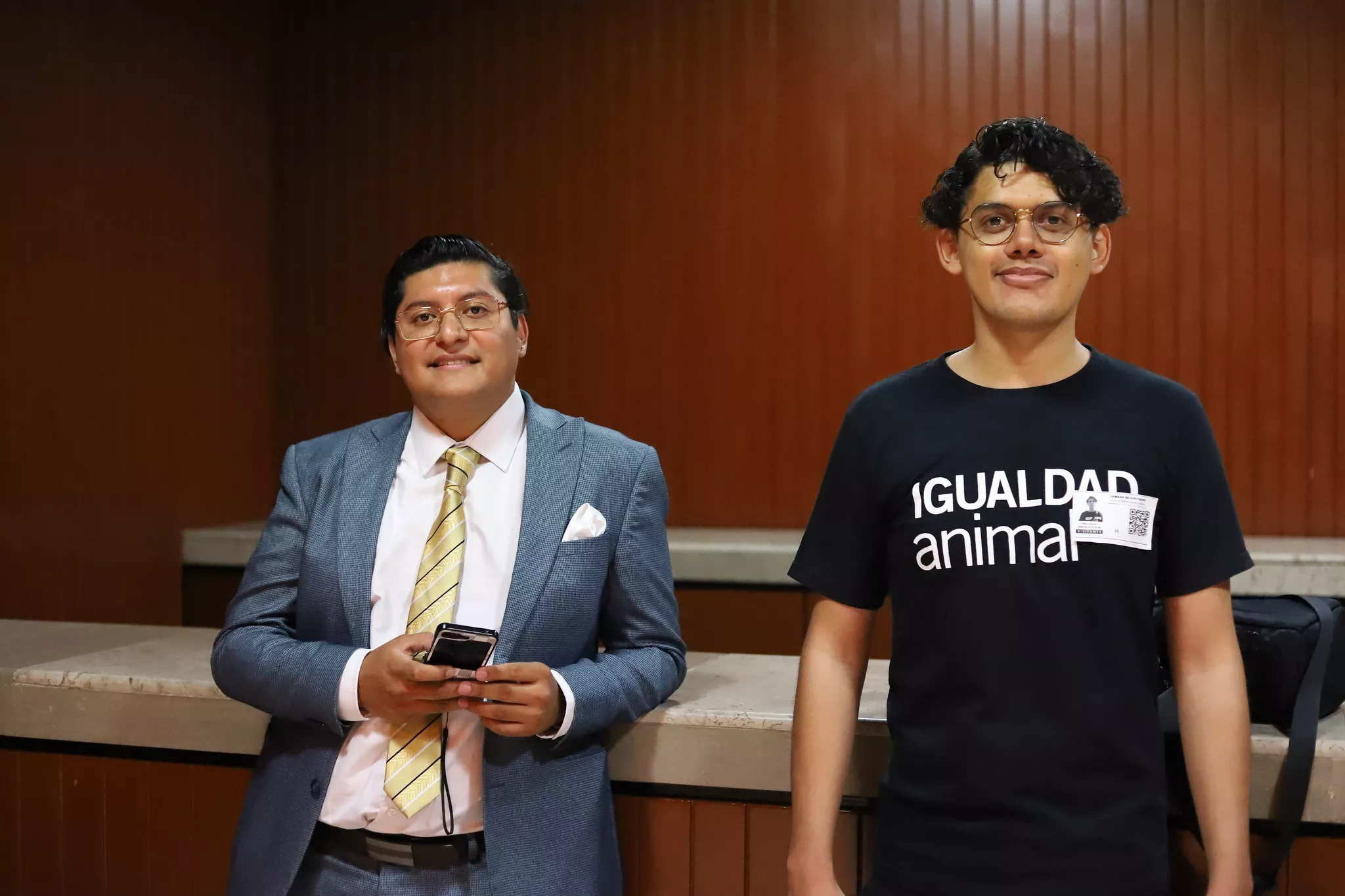 Jean Ortega y Aldo Franco, parte del equipo de Igualdad Animal en México, en la Cámara de Diputados.