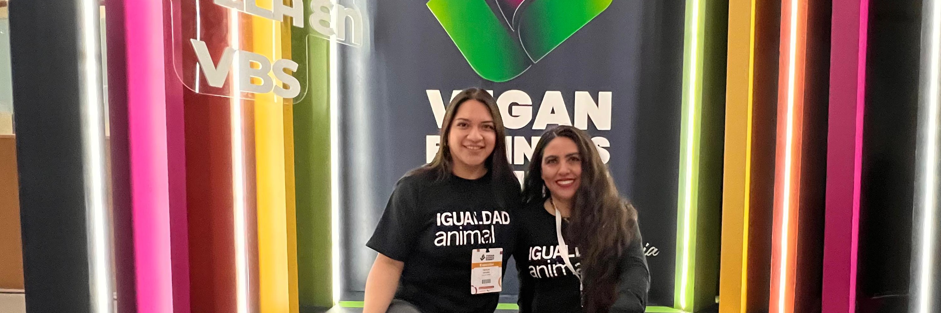 Cecilia Ortuño y Katya Ramírez en el Vegan Summit 2024, representando a Igualdad Animal México y Love Veg