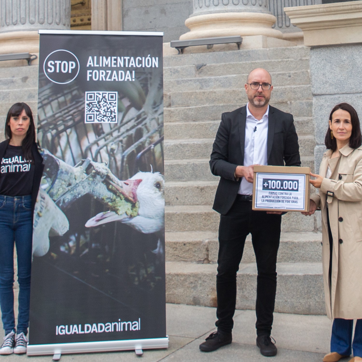 Javier Moreno, cofundador de Igualdad Animal, en la entrega de firmas contra alimentación forzada.