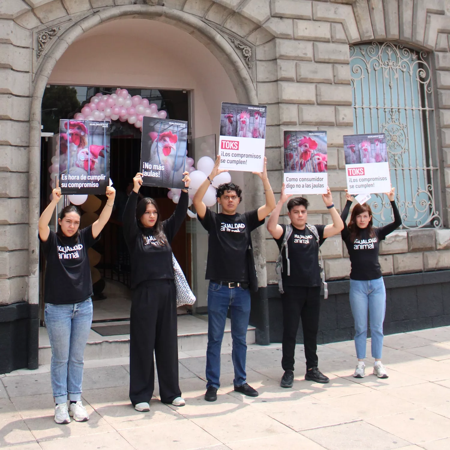 Exigen #NoMásJaulas a Toks con acciones simultáneas en tres estados