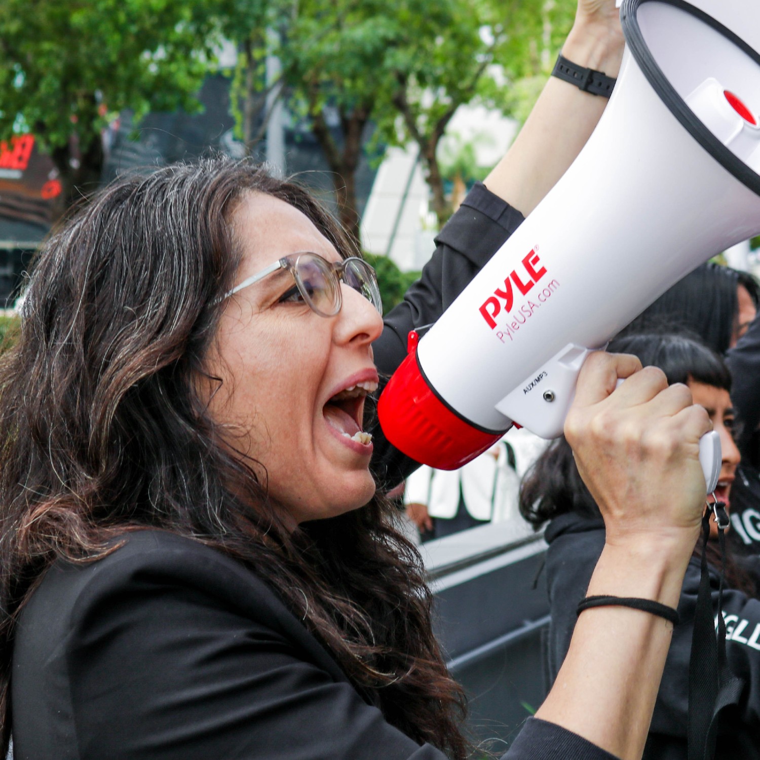 Fotografía de Dulce Ramírez, Directora de Igualdad Animal, durante una protesta.