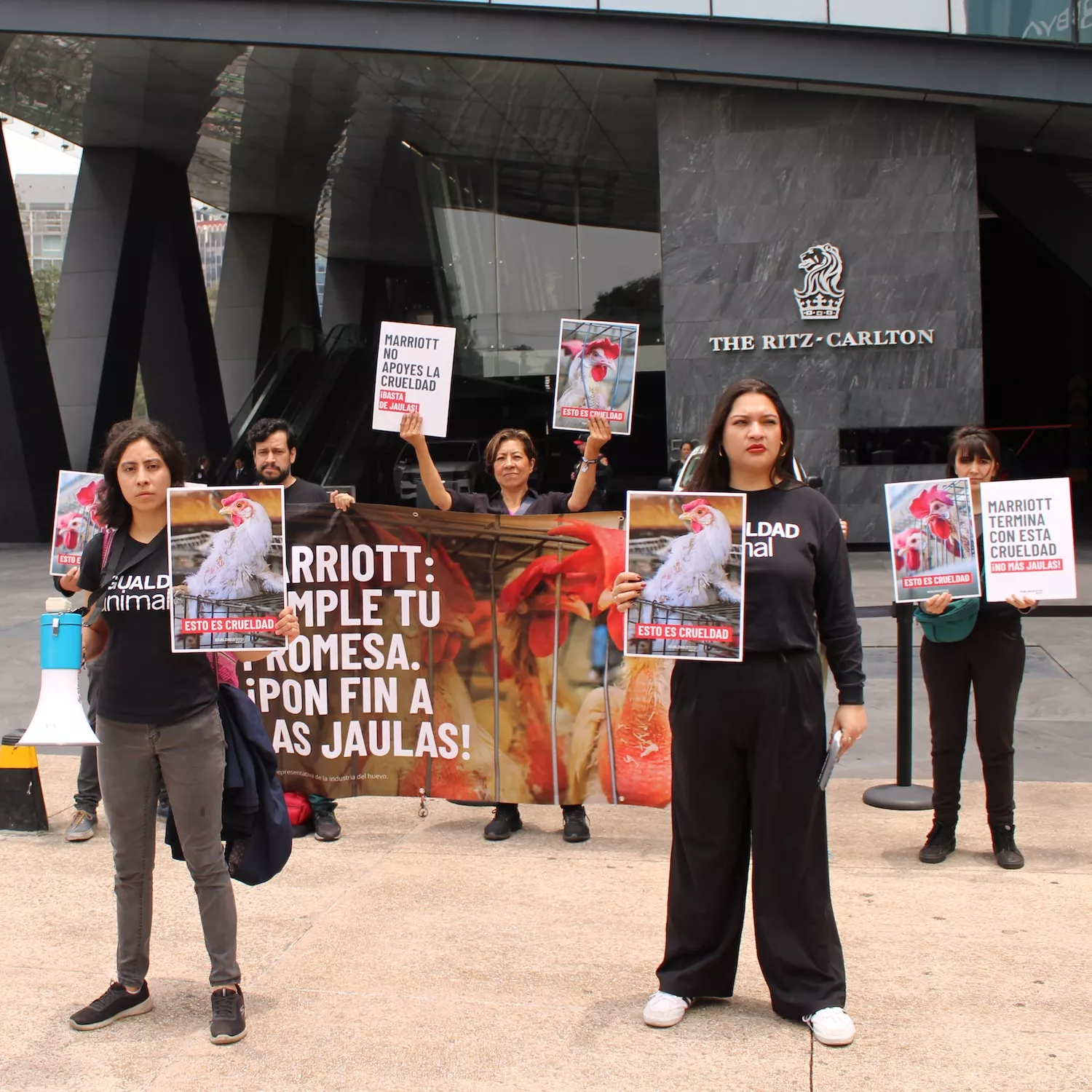 Ceci Ortuño, Coordinadora de Campañas de Igualdad Animal, y voluntarios durante una protesta a Marriott. 
