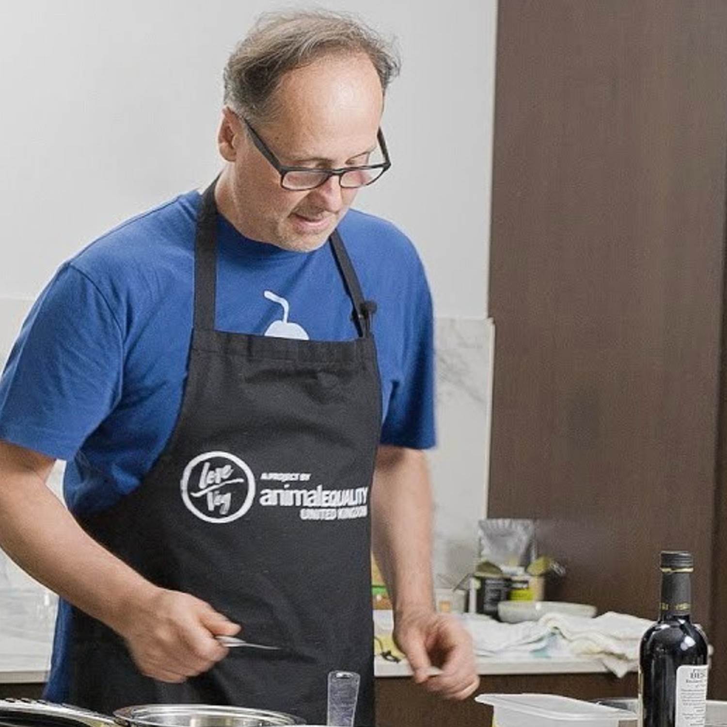 Alexis Gauthier preparando platillos de su nuevo recetario con Love Veg.