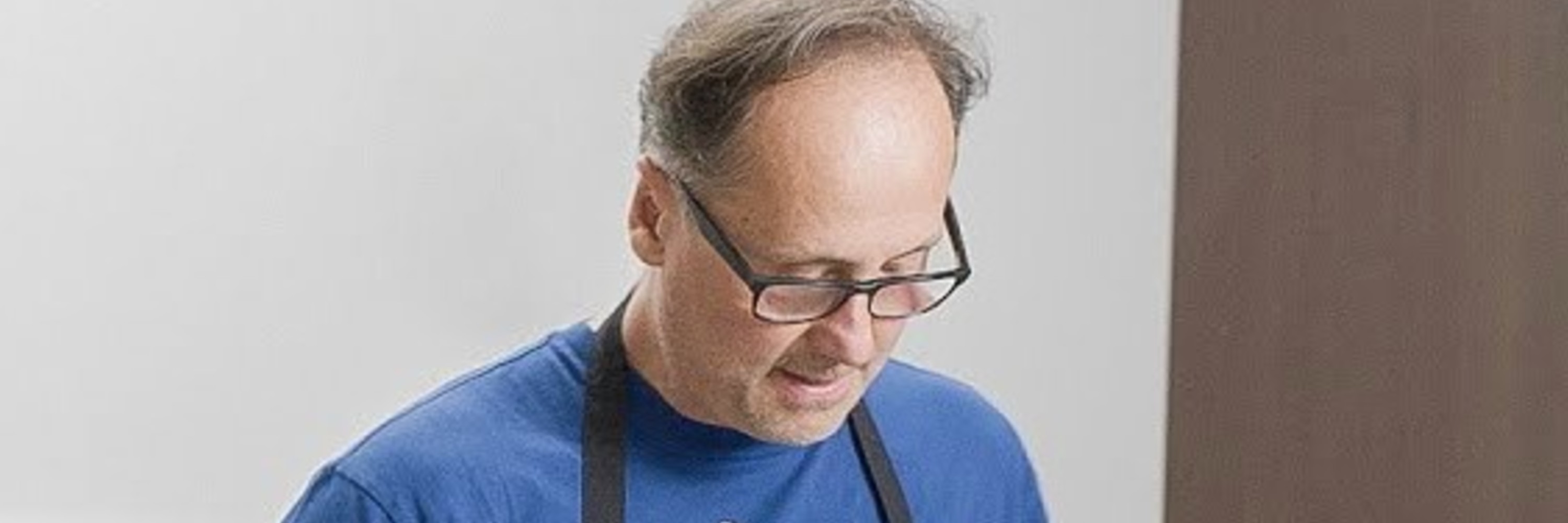 Alexis Gauthier preparando platillos de su nuevo recetario con Love Veg.