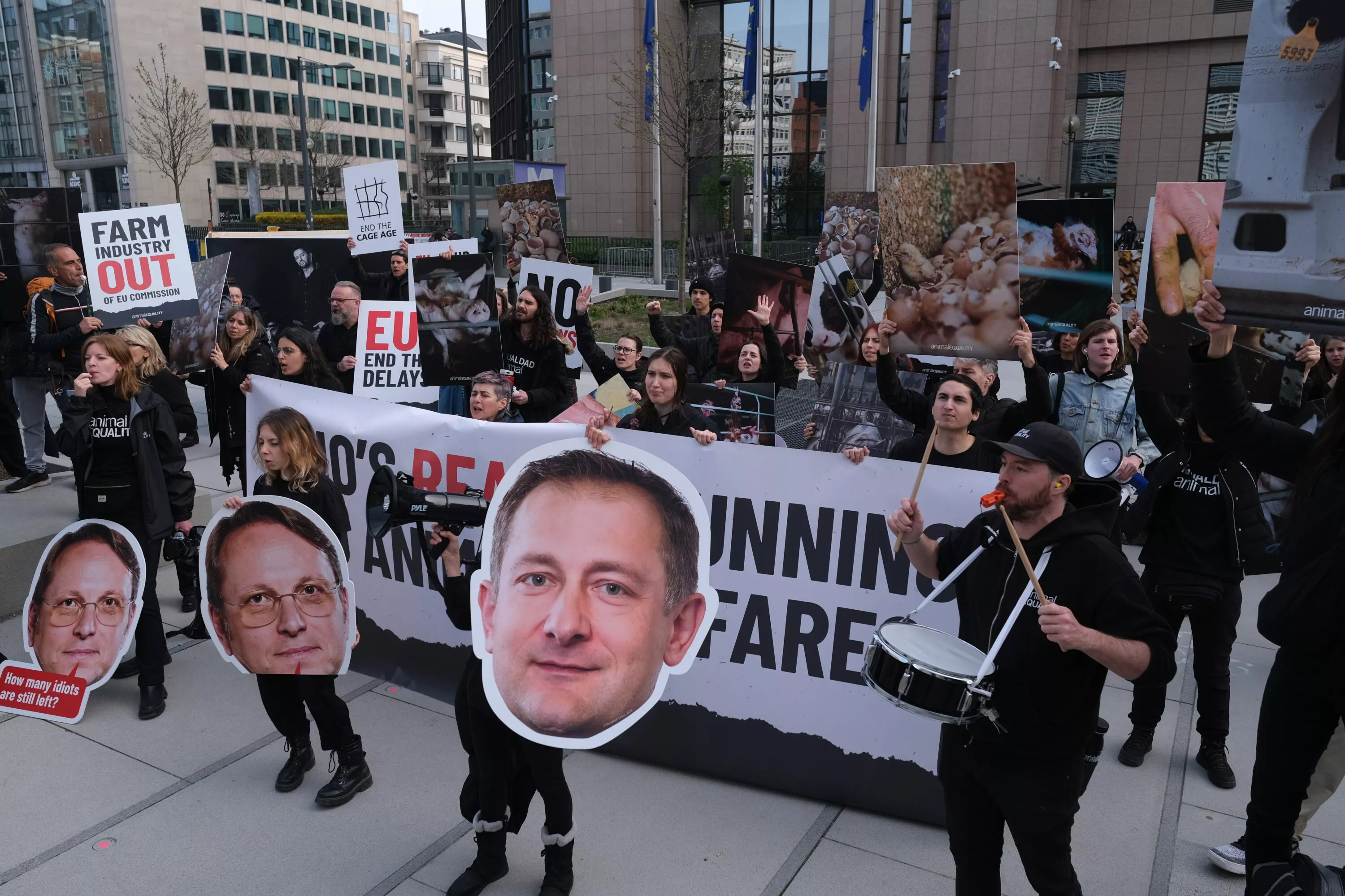 Activistas reclaman a la Comisión Europea la intromisión de la industria de la carne