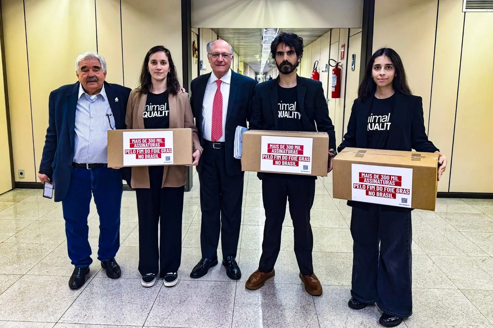 ¡Es ley! Brasil prohíbe la producción y venta de foie gras 1 Activistas solicitaron al vicepresidente Geraldo Alckmin la firma de la ley para prohibir el foie gras.