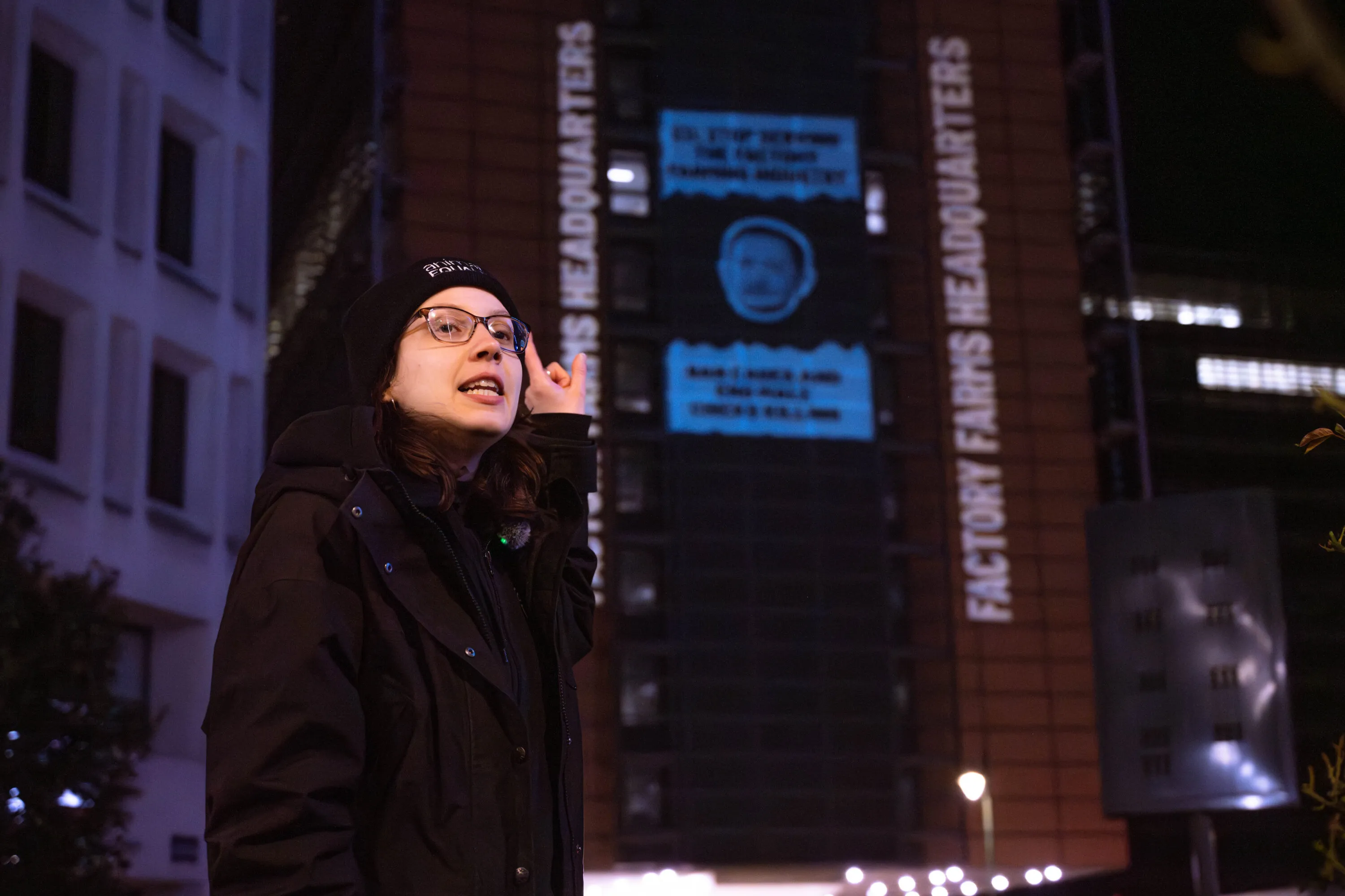 Proyección disruptiva en Bruselas: la Comisión Europea se convierte en la sede de la ganadería industrial 1 Proyectamos sobre la Comisión Europea para revelar su verdadero rostro: la sede de la industria ganadera.